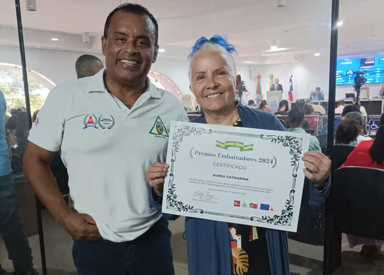 A cantora e produtora Aurea Catharina recebe prmio em Portugal