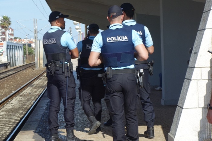 Polcia de imigrao tem permisso a partir de hoje de prender e expulsar imigrantes 