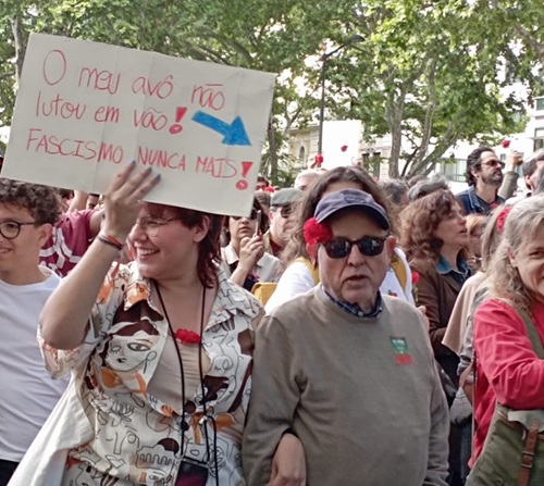 Milhares encheram a Avenida da Liberdade para celebrar 25 de Abril