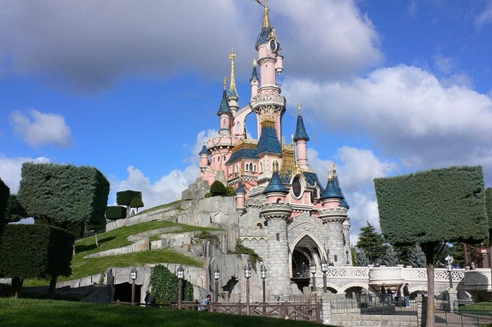 Homem preso por casamento na Disney Paris com menina de 9 anos  pedfilo foragido