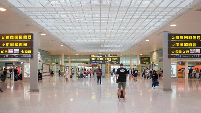 Parece piada: Pais deixam filho de 10 anos no aeroporto para no perderem as frias