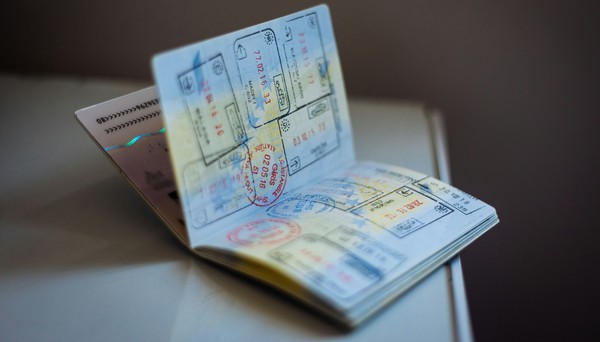 Fim de uma era: Europa vai substituir carimbo de passaporte por sistema eletrnico